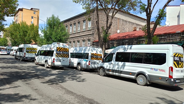 Okul önlerinde alışılmış manzaralar