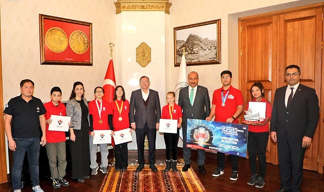 Vali Polat, dereceye giren öğrencileri kutladı