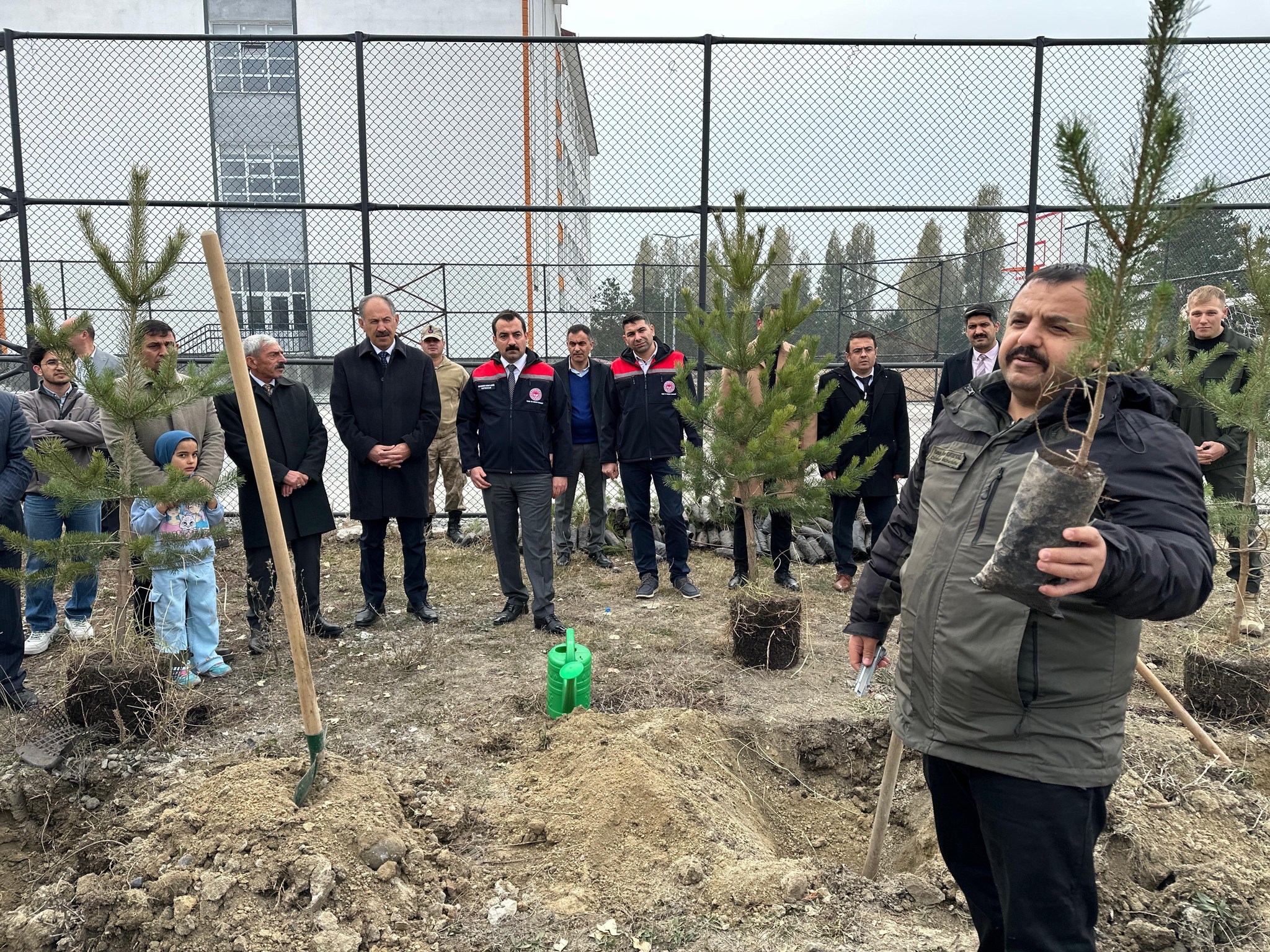 Arpaçay'da fidanlar toprakla buluşturuldu