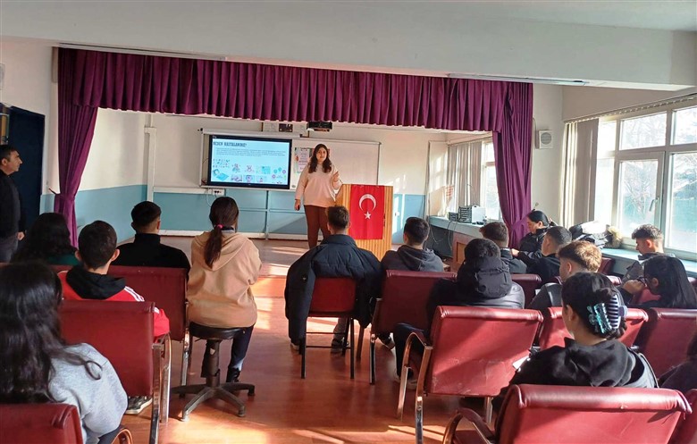 Kars’ta vatandaşlar doğru ilaç kullanımı konusunda bilinçlendirildi