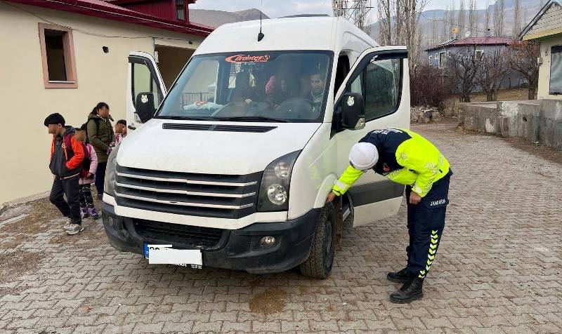 Jandarma ekipleri denetimlerini sürdürüyor