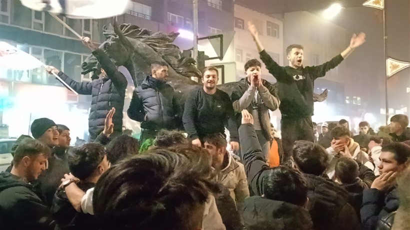 Kars’ta Beşiktaş’ın galibiyet sevinci sokağa yansıdı