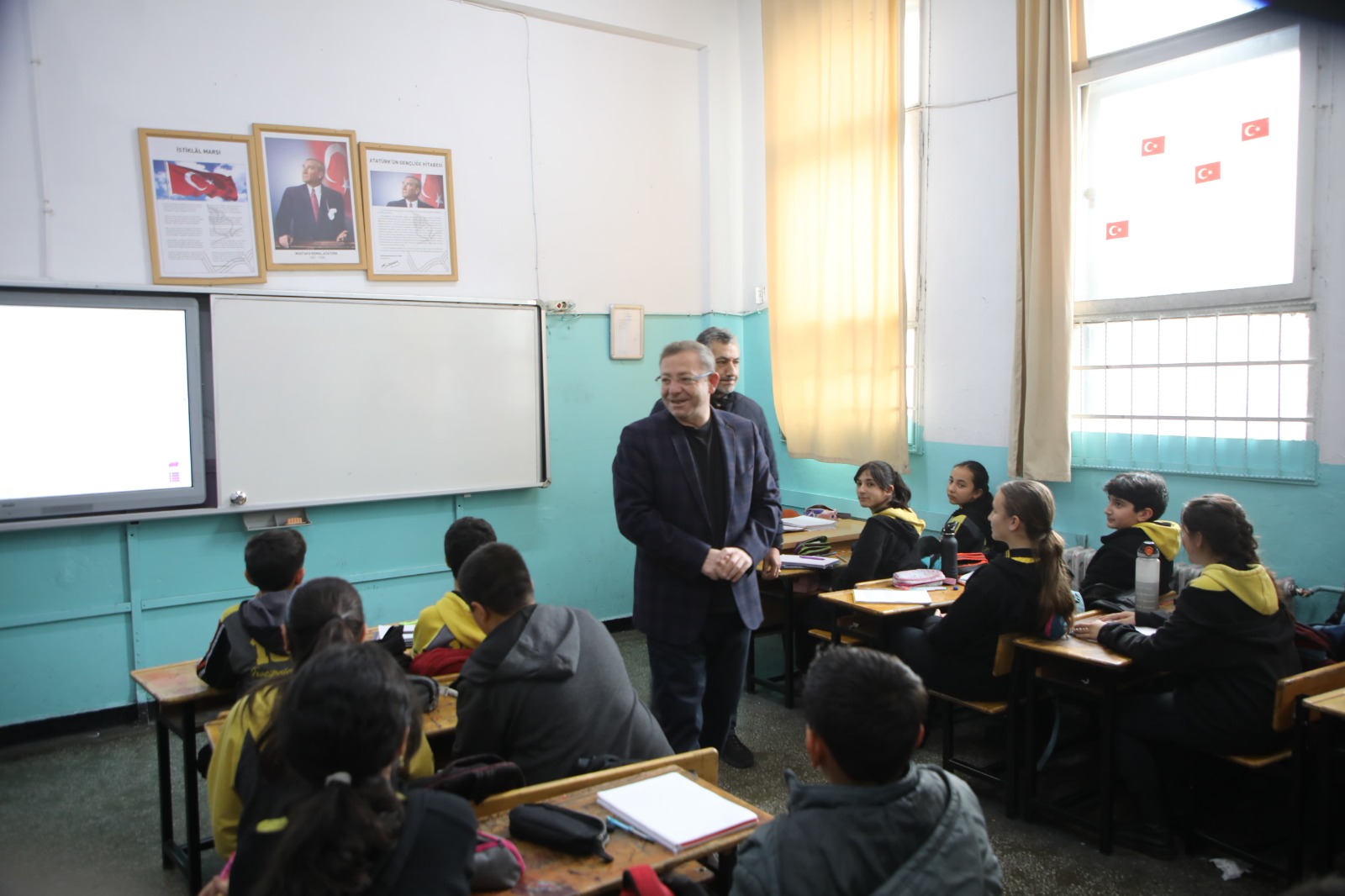 Vali Polat, Fevzipaşa Ortaokulunu ziyaret etti