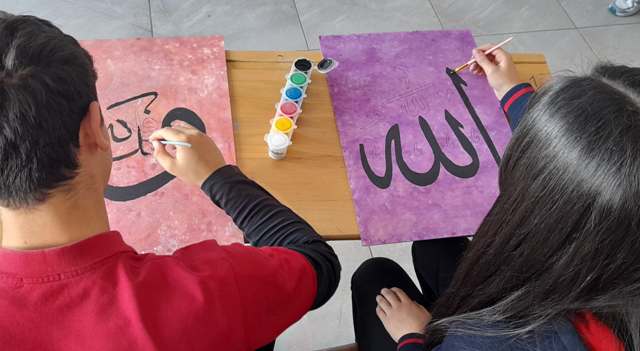 Lise öğrencileri hat sanatına katkı sunuyor