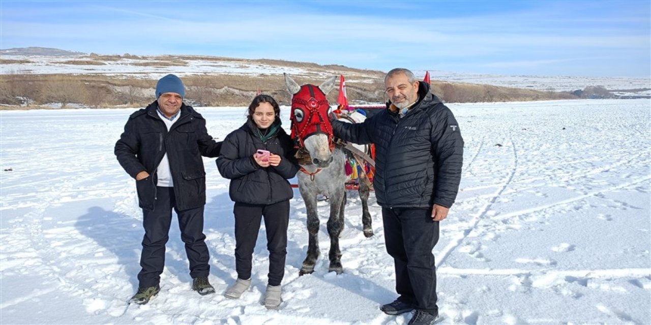 Çıldır Gölü'nde atlı kızak ve kar motoru keyfi bir başka