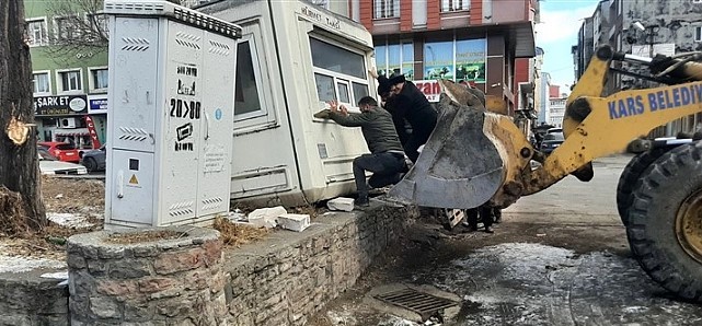 Taksi durakları Kars'a yakışır hale getiriliyor