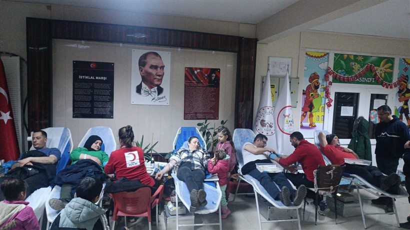 Öğrenci velilerinden Kızılay’a taze kan