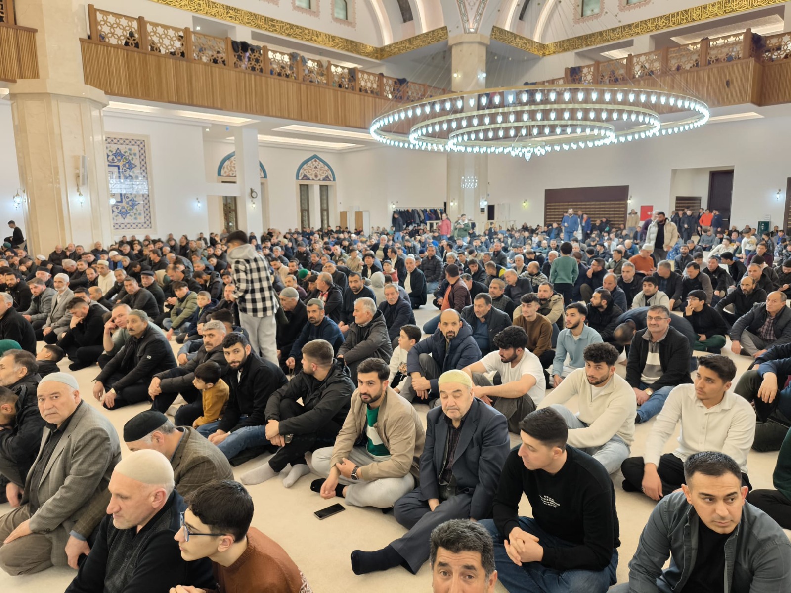 Kars’ta Kadir Gecesinde vatandaşlar camileri doldurdu