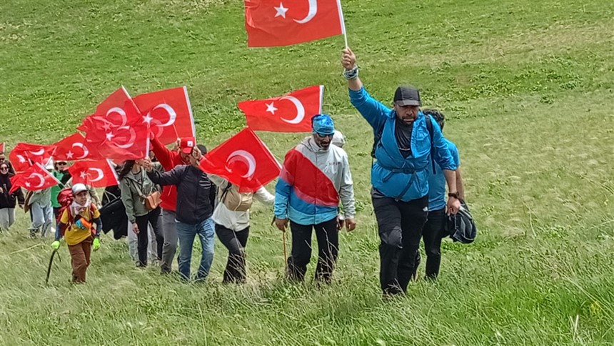 Kars’ta, Üçler Tepesine ‘19 Mayıs’ temalı bayraklı gençlik tırmanışı yapıldı