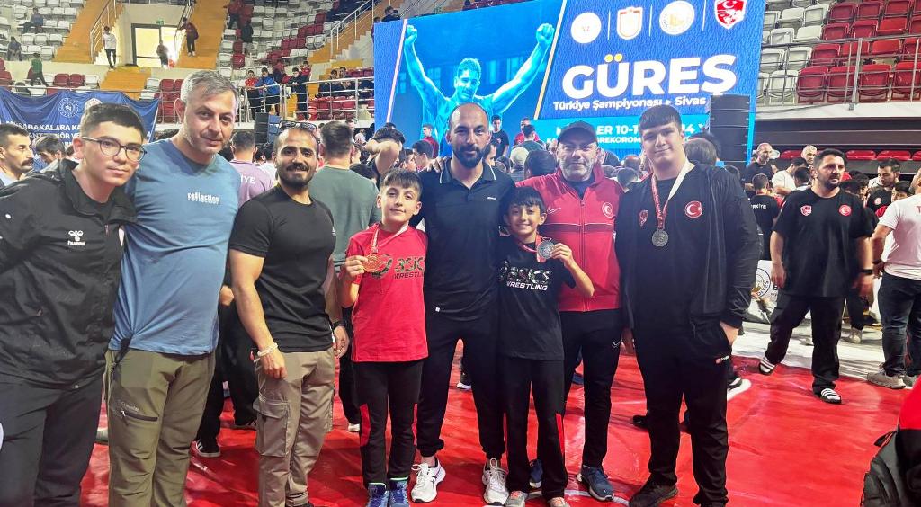 Genç güreşçiler Kars’ı, Sivas’ta gururla temsil etti