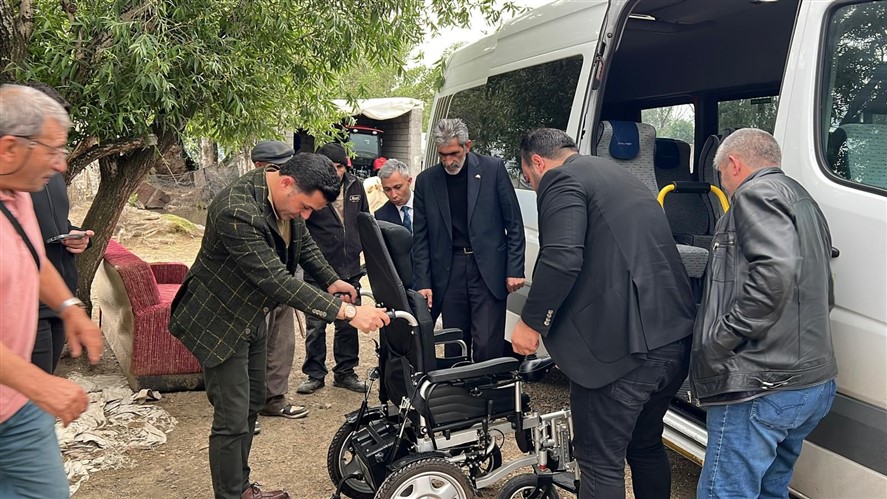 Adıgüzel ve Boy, ihtiyaç sahibi Gülen’e akülü araç desteği verdi