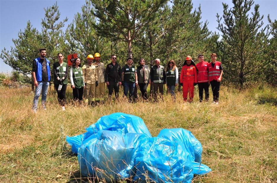 Selim’de gönüllüler orman yangına karşı çöp topladı
