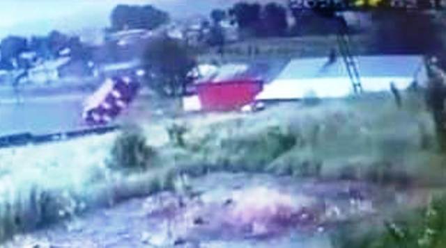 Kars'ta rüzgarın sürüklediği konteyner, evin içinden geçti