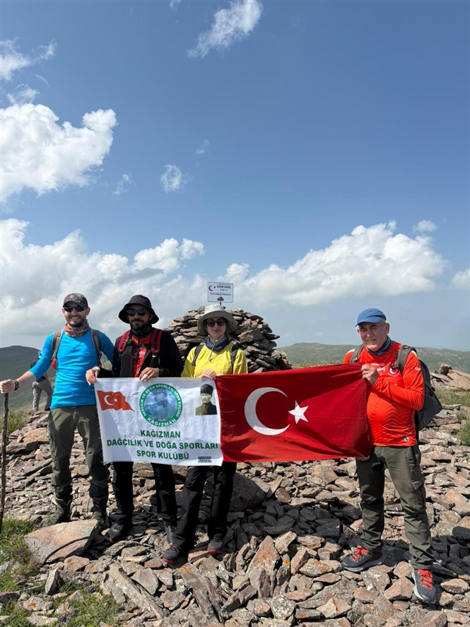 Karslı dağcılar, 3197 rakımlı Kısır Dağına zirve yaptı