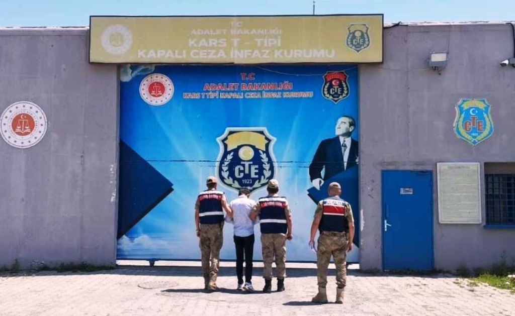 Jandarma 6 yıl 8 ay hapis cezası ile aranan şahsı yakaladı