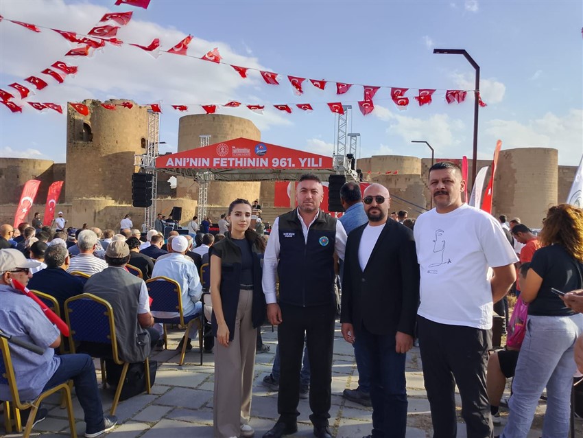 Müçük, köy ziyaretlerinde