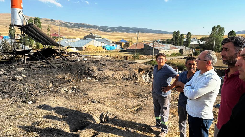 Sarıkamış’ta çıkan yangında 1 ev tamamen yandı