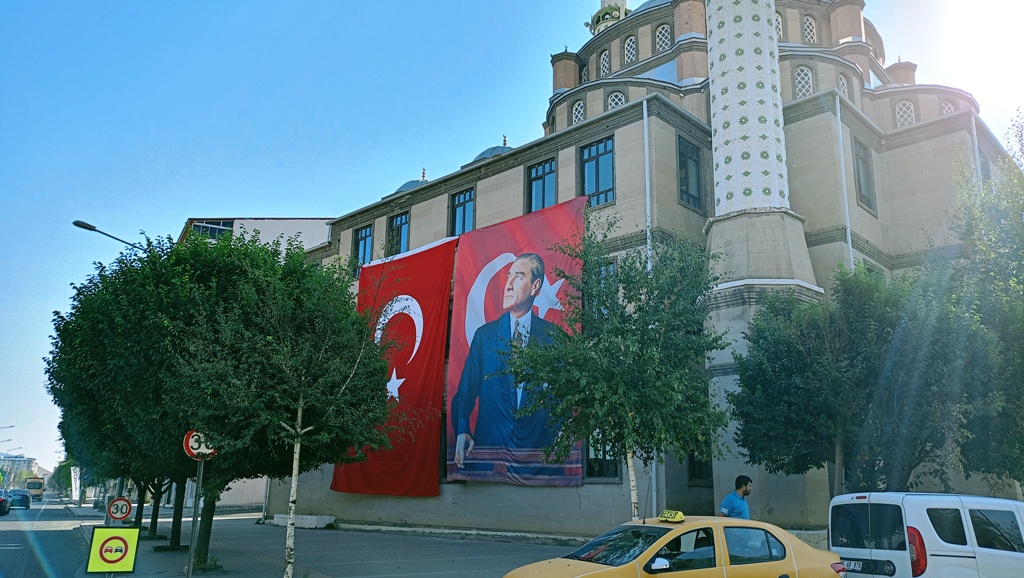 Işıklı Camisinde Bayrak ve Atatürk sevgisi