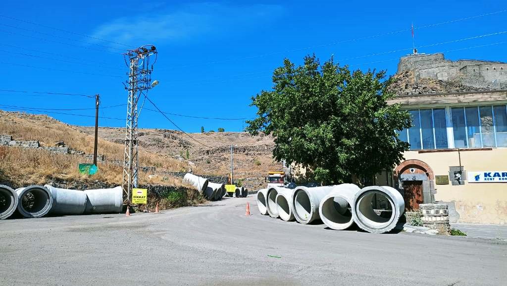 Dev kanalizasyon boruları şehre kadar ulaştı