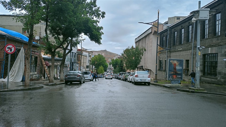 Kars güne yağmurla başladı