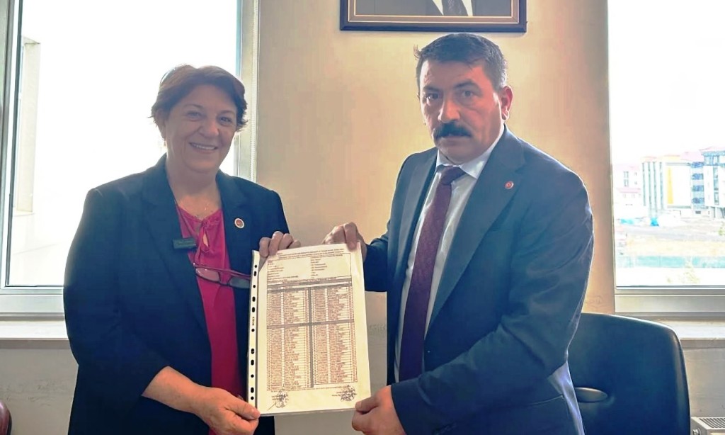 CHP Kars Kadın Kolları Başkanı Tülay Çelik mazbatasını aldı