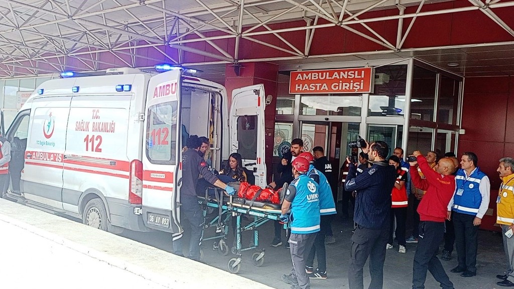Kars’ta deprem sonrası hastane tatbikatı gerçeği aratmadı