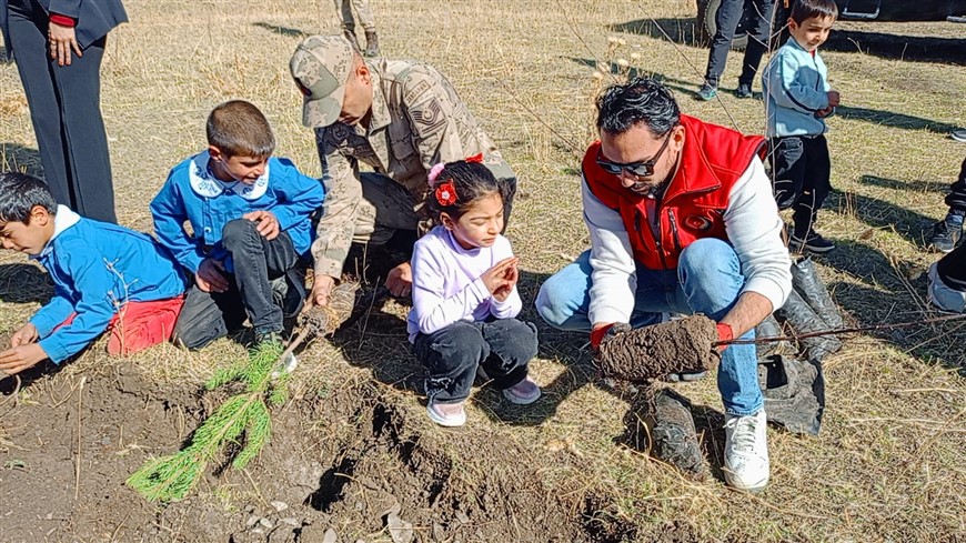 Minikler, diktikleri fidanlara can suyunu suluklarıyla verdiler