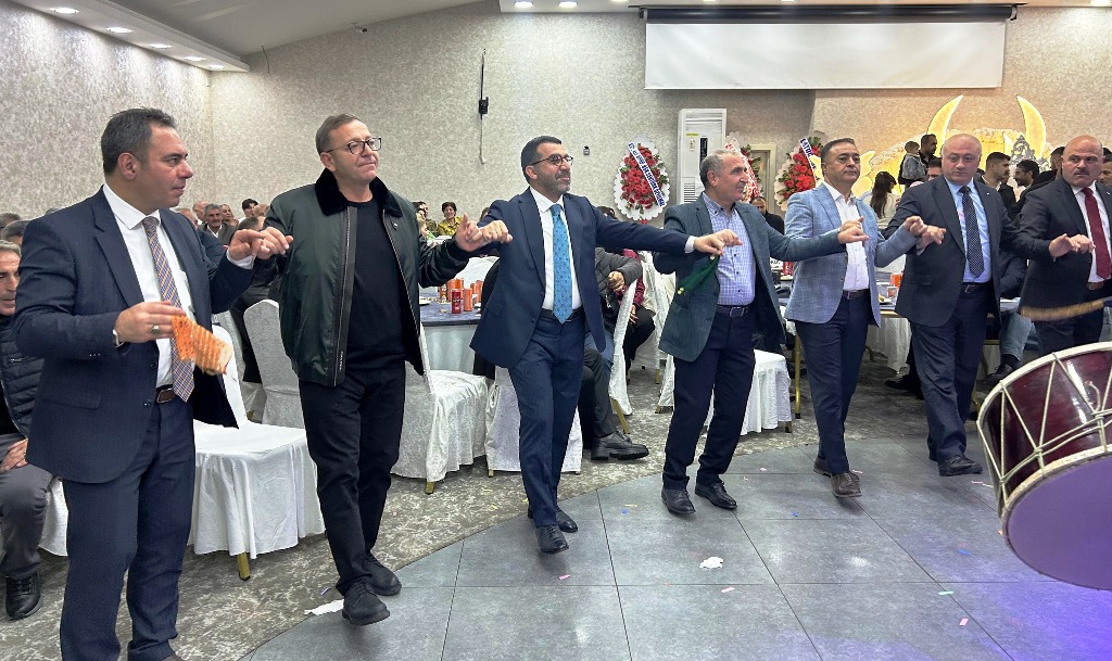 Kars Protokolü Serhat Coşkun Gülen'in düğününde halay çekti