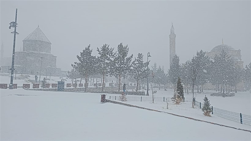 Kars, yeni yıla kar yağışıyla giriyor