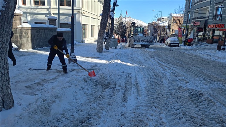Kars Belediyesi, biriken kar kütlelerini temizliyor