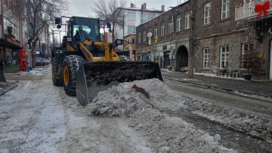 Kars’ta, karla mücadele bir haftadır devam ediyor