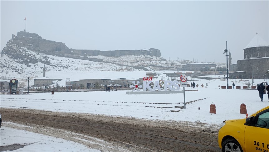 Kars’ta karla mücadele mesaisi devam ediyor