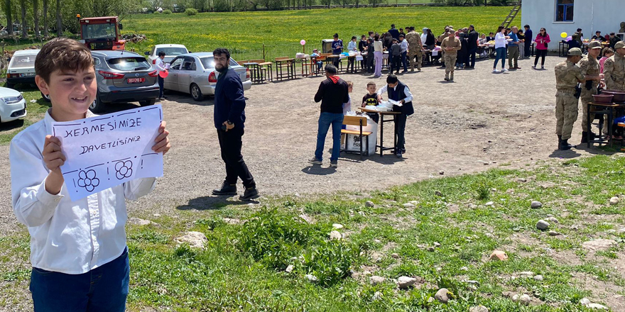 Kars’ta ortaokul öğrencilerinden depremzedelere destek kermesi