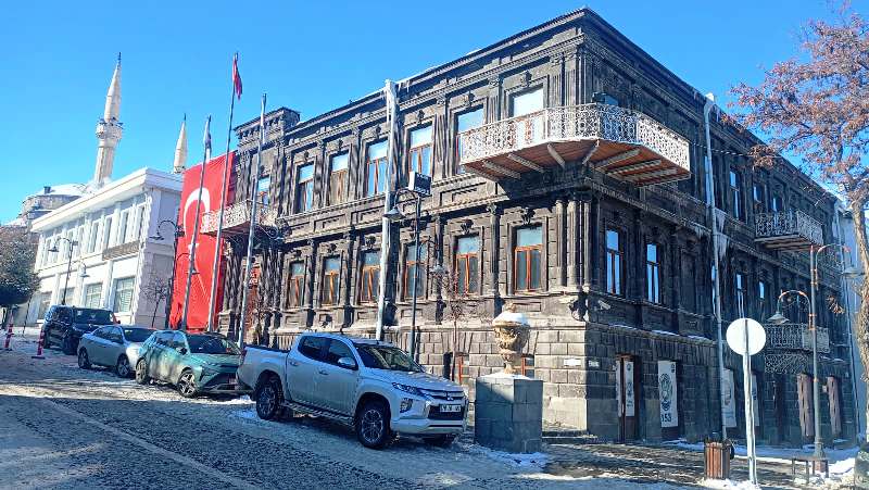 Kars Belediye binasına Türk Bayrağı asıldı