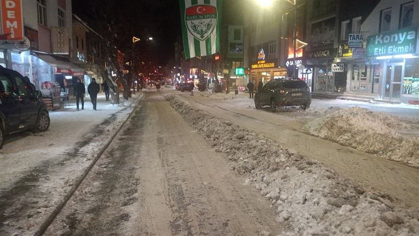 Kars Belediyesi ekipleri, vatandaşlardan anlayış bekliyor!