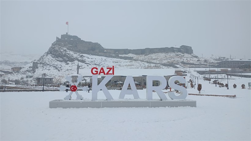 Kars’ta, yoğun sis ve kar etkili oluyor