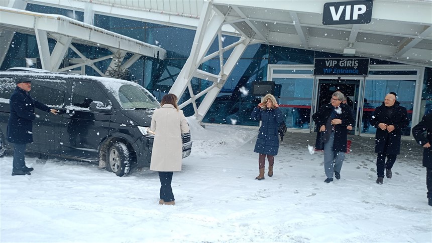 Kars’ta yoğun kar yağışı, bazı uçuşları iptal ettirdi