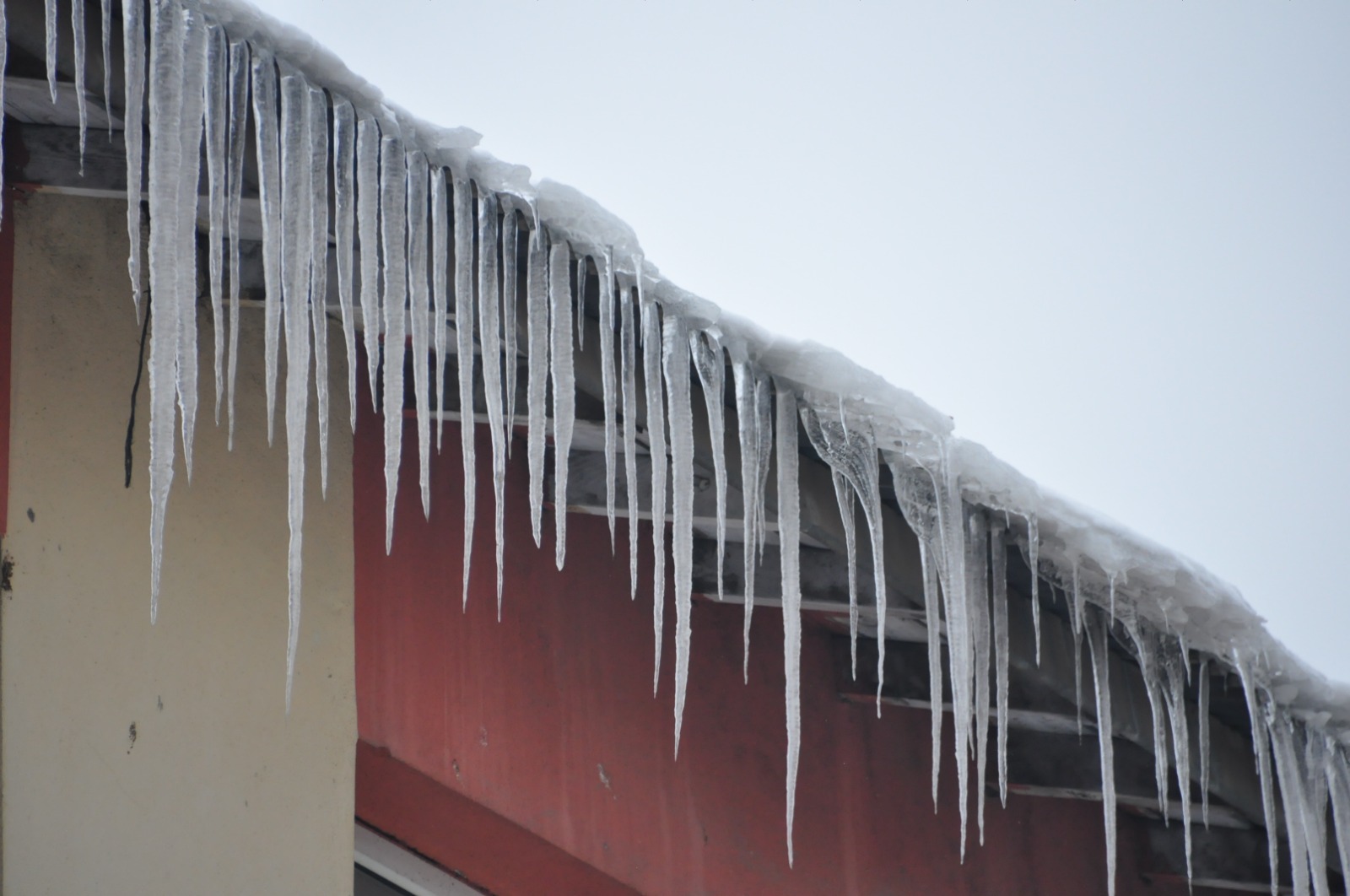 Buz sarkıtlarına dikkat!