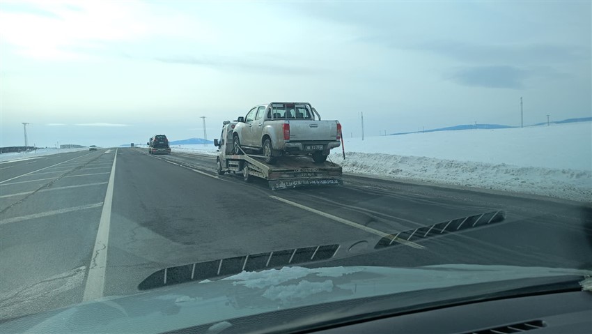 Kars’ta çekiciler yoğun mesai harcıyor