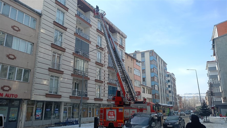 Kars’ta buz sarkıtlarıyla mücadele devam ediyor