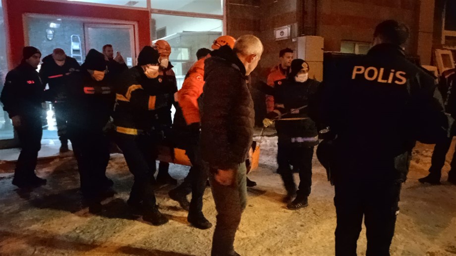 Kars’ta asansör boşluğuna düşen genç ölü bulundu