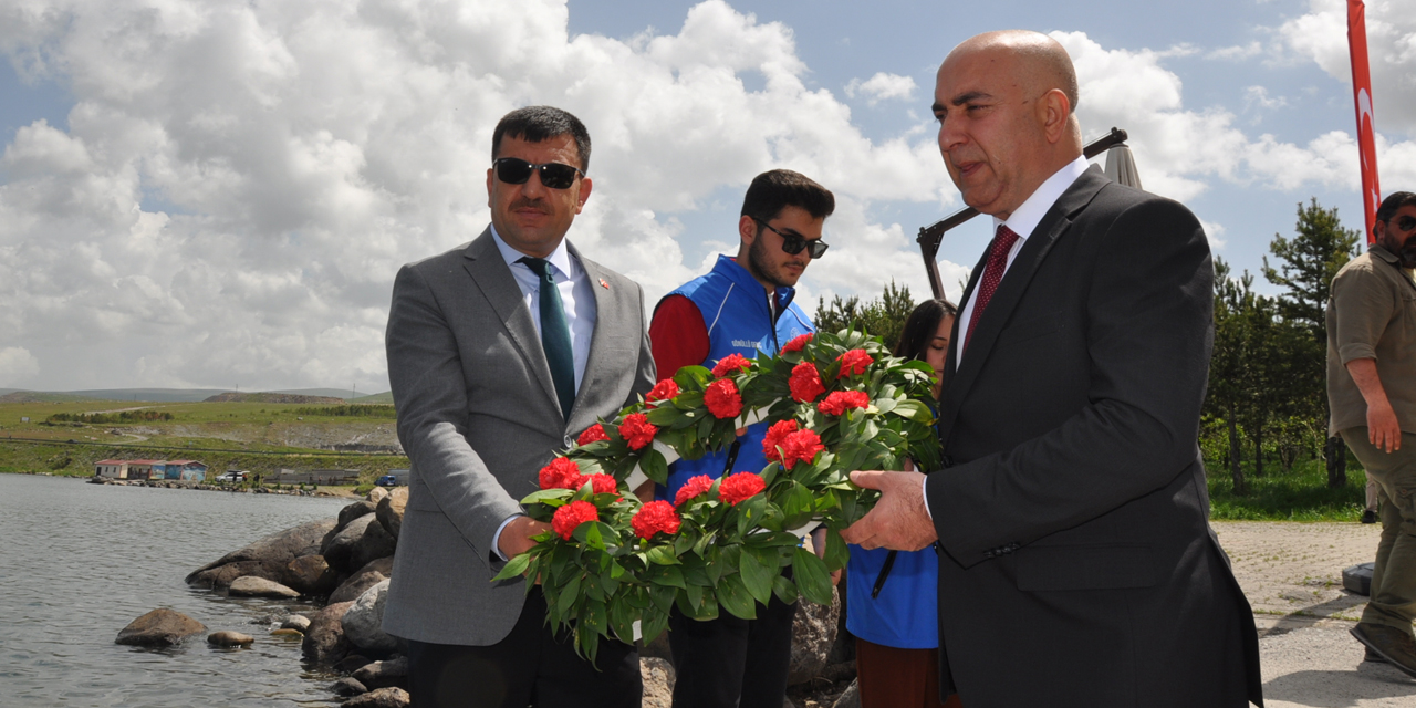 Çıldır Gölüne depremzedeler anısına çelenk bırakıldı