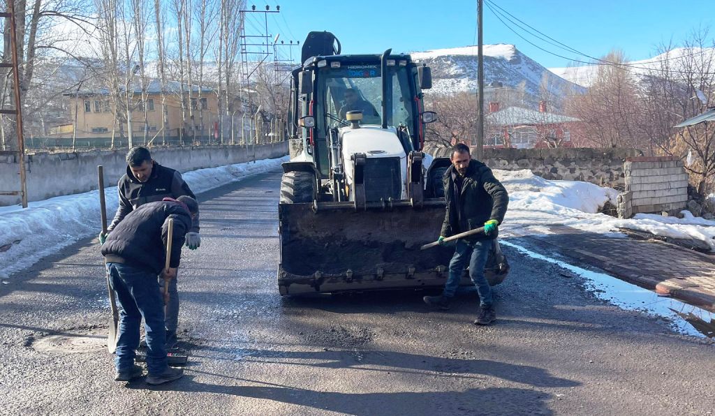Digor’da bozulan yollar onarılıyor