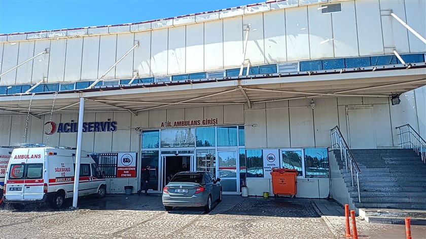 Devlet Hastanesinin çatısında ilginç görüntüler oluştu