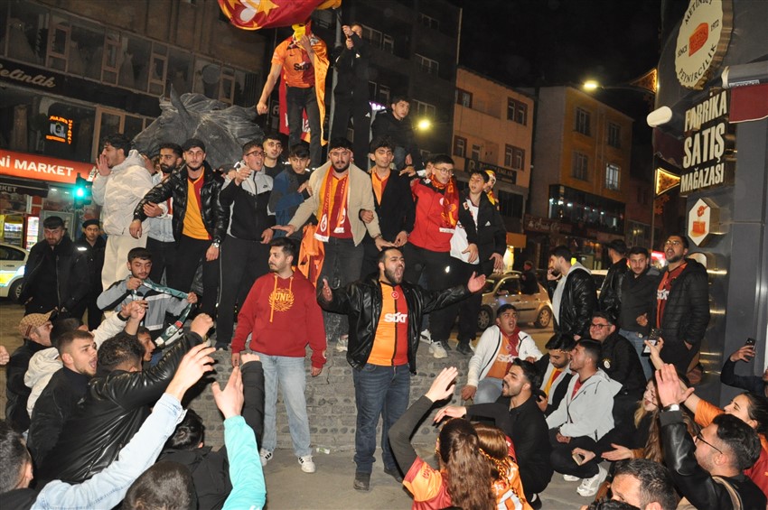 Galatasaray taraftarları Kars’ta şampiyonluğu erken kutladı