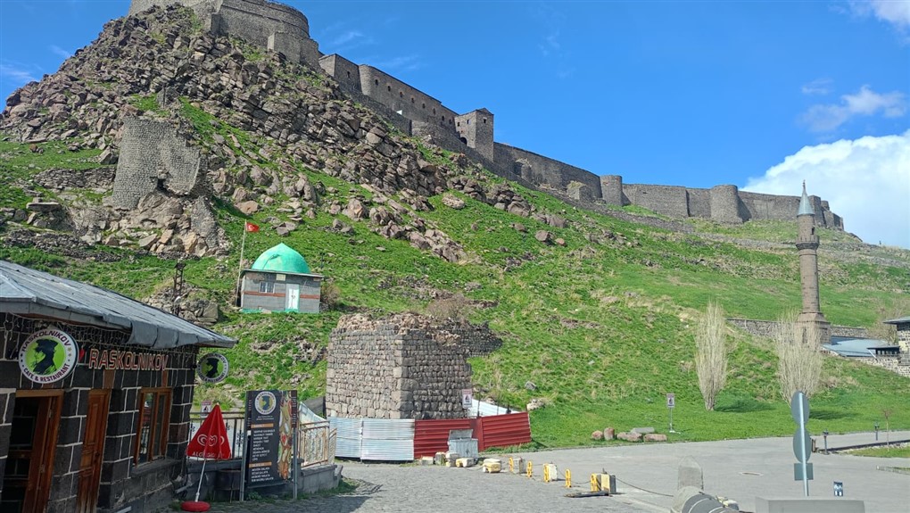 Kars’taki son sur kalıntısı da yıkılmaya yüz tutu