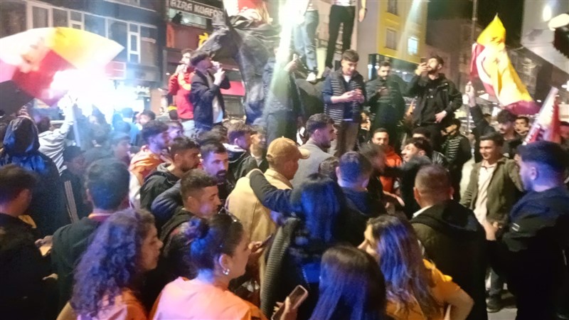 Galatasaray’ın şampiyonluk coşkusu caddelere sığmadı