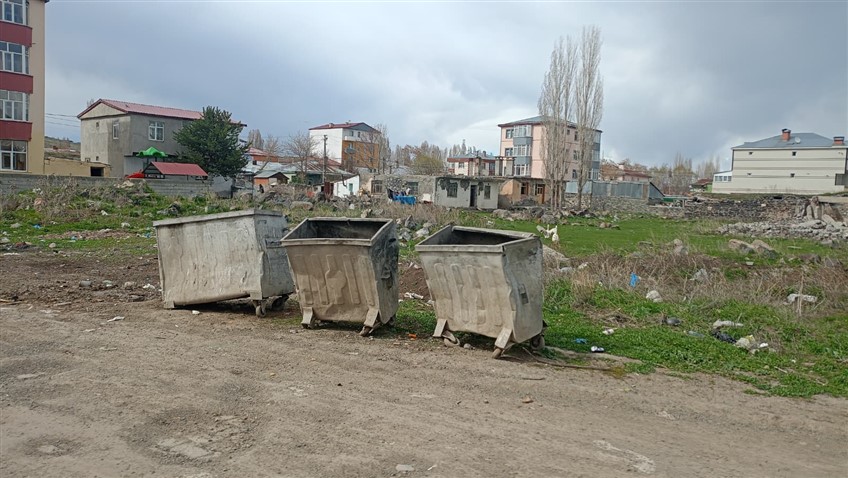 Kars’ta çöp konteynırları çöplük oluyor