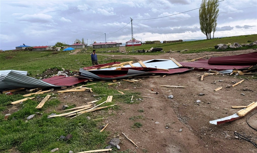 Digor’da şiddetli rüzgar çatıları uçurdu