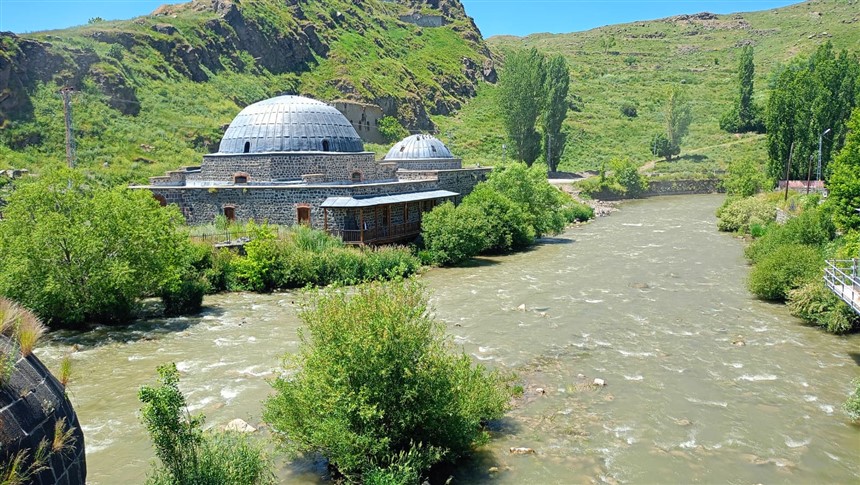 Ağaçlar Kars Çayının akışını zorlaştırıyor